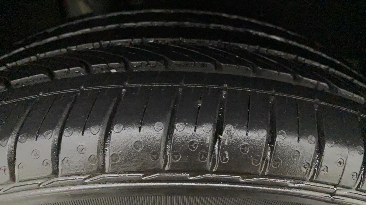 2017 Maruti Baleno ALPHA PETROL 1.2, Petrol, Manual, 30,065 km, Right Front Tyre Tread
