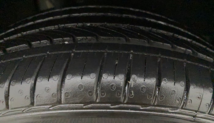 2017 Maruti Baleno ALPHA PETROL 1.2, Petrol, Manual, 30,065 km, Right Front Tyre Tread