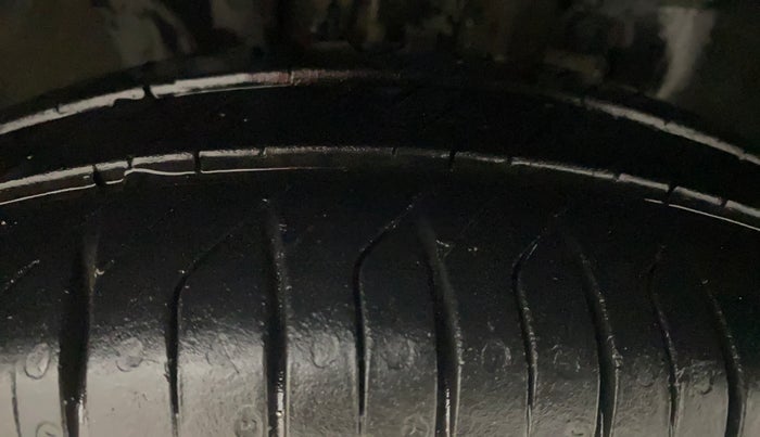 2019 Renault Kwid RXT 1.0 AMT (O), Petrol, Automatic, 14,762 km, Right Front Tyre Tread