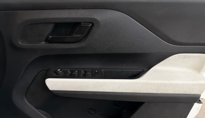 2022 Tata PUNCH ACCOMPLISHED MT, Petrol, Manual, 82,597 km, Driver Side Door Panels Control