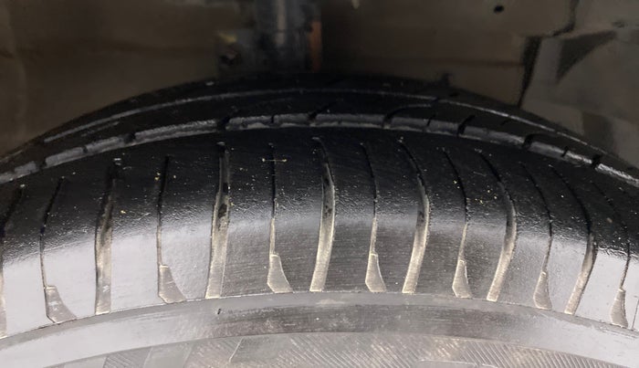 2017 Maruti Ciaz ZETA DIESEL 1.3, Diesel, Manual, 75,377 km, Right Front Tyre Tread