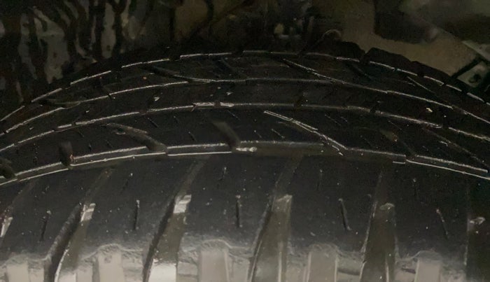 2014 Renault Duster RXL PETROL, Petrol, Manual, 1,25,234 km, Right Front Tyre Tread