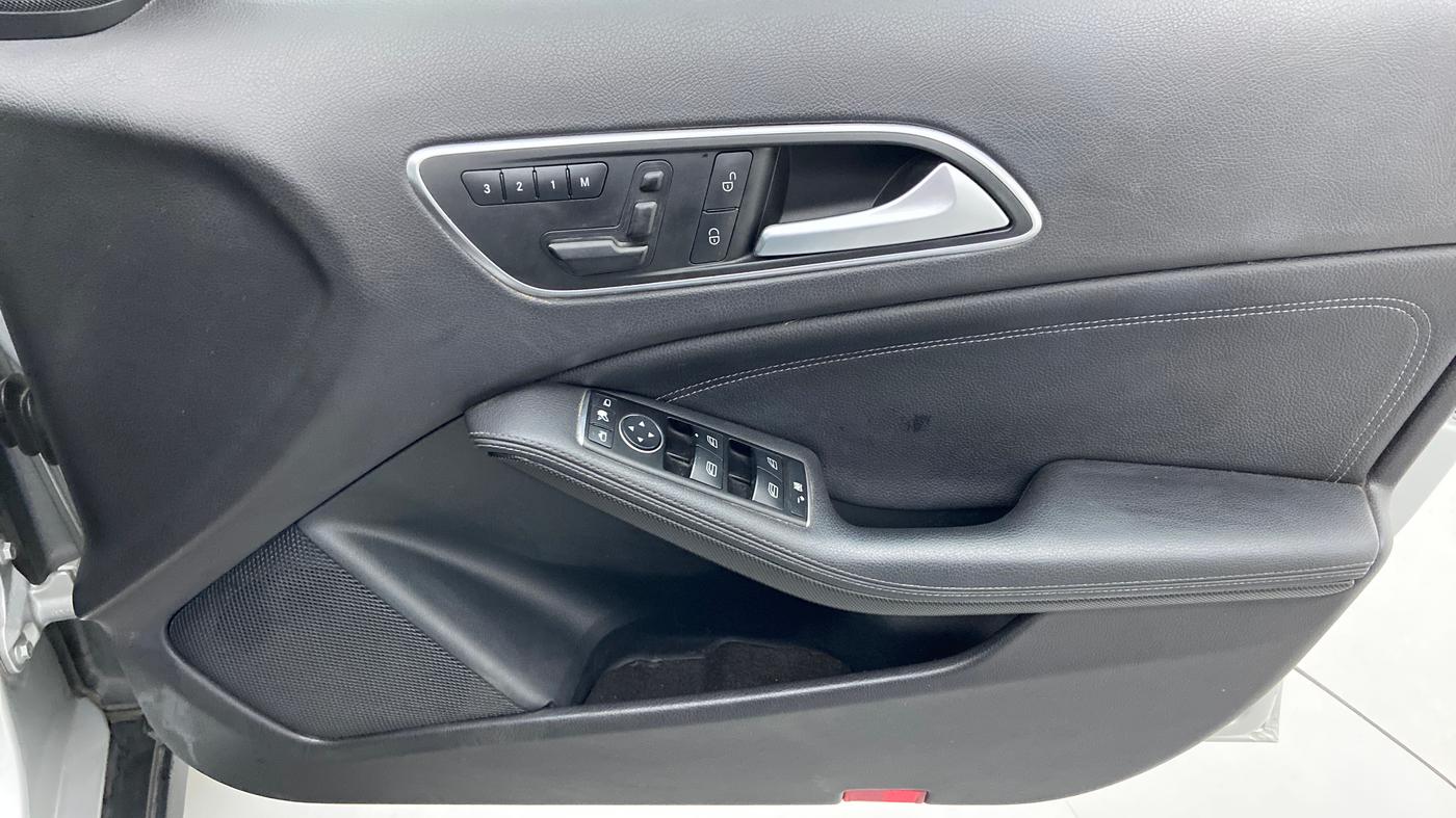 2014 Mercedes Benz GLA Class 200 CDI STYLE, Diesel, Automatic, 29,348 km, Driver Side Door Panels Control
