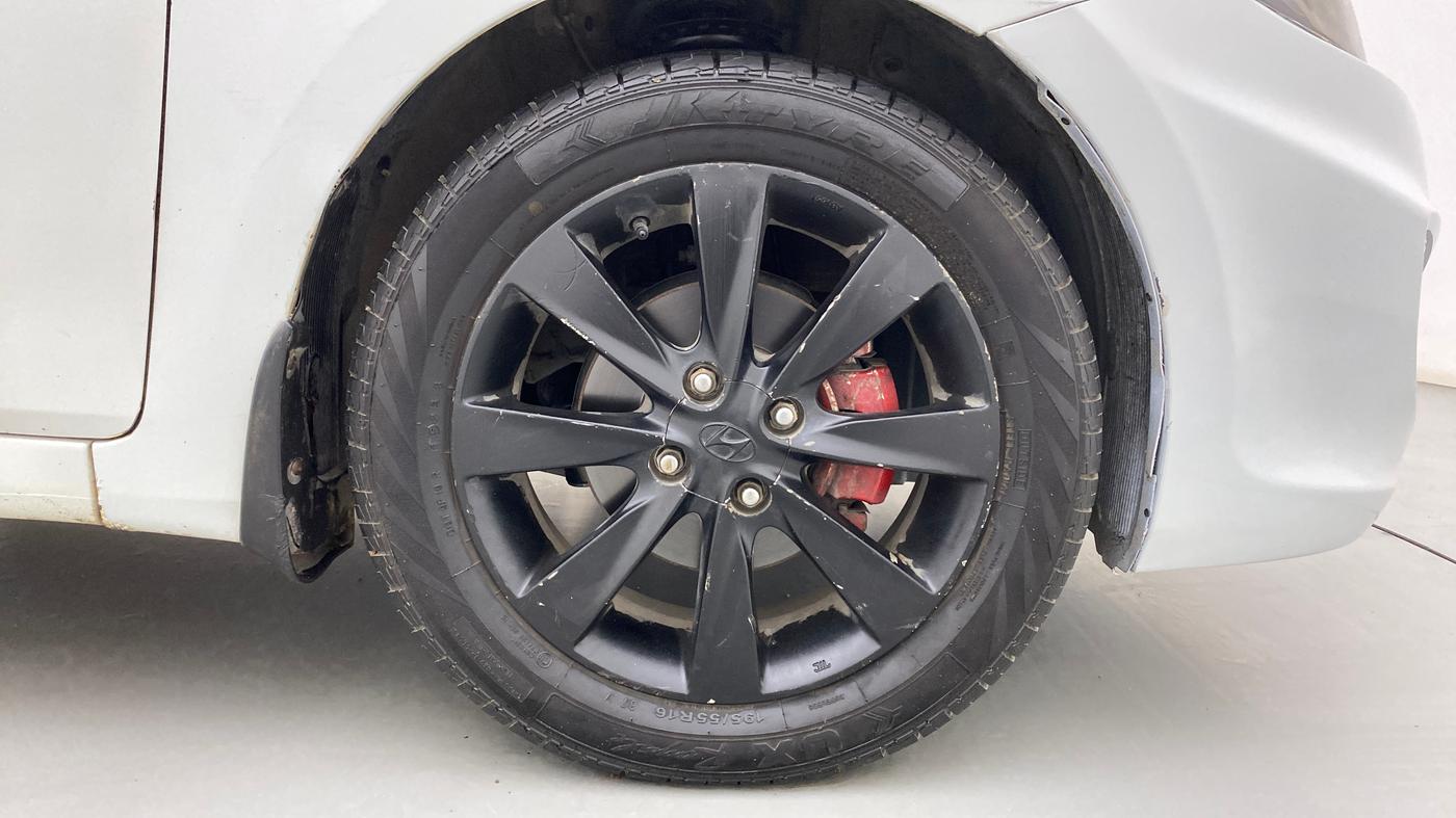 2011 Hyundai Verna FLUIDIC 1.6 VTVT SX, Petrol, Manual, 1,09,015 km, Right Front Wheel