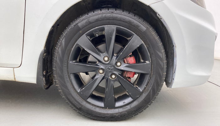 2011 Hyundai Verna FLUIDIC 1.6 VTVT SX, Petrol, Manual, 1,09,015 km, Right Front Wheel