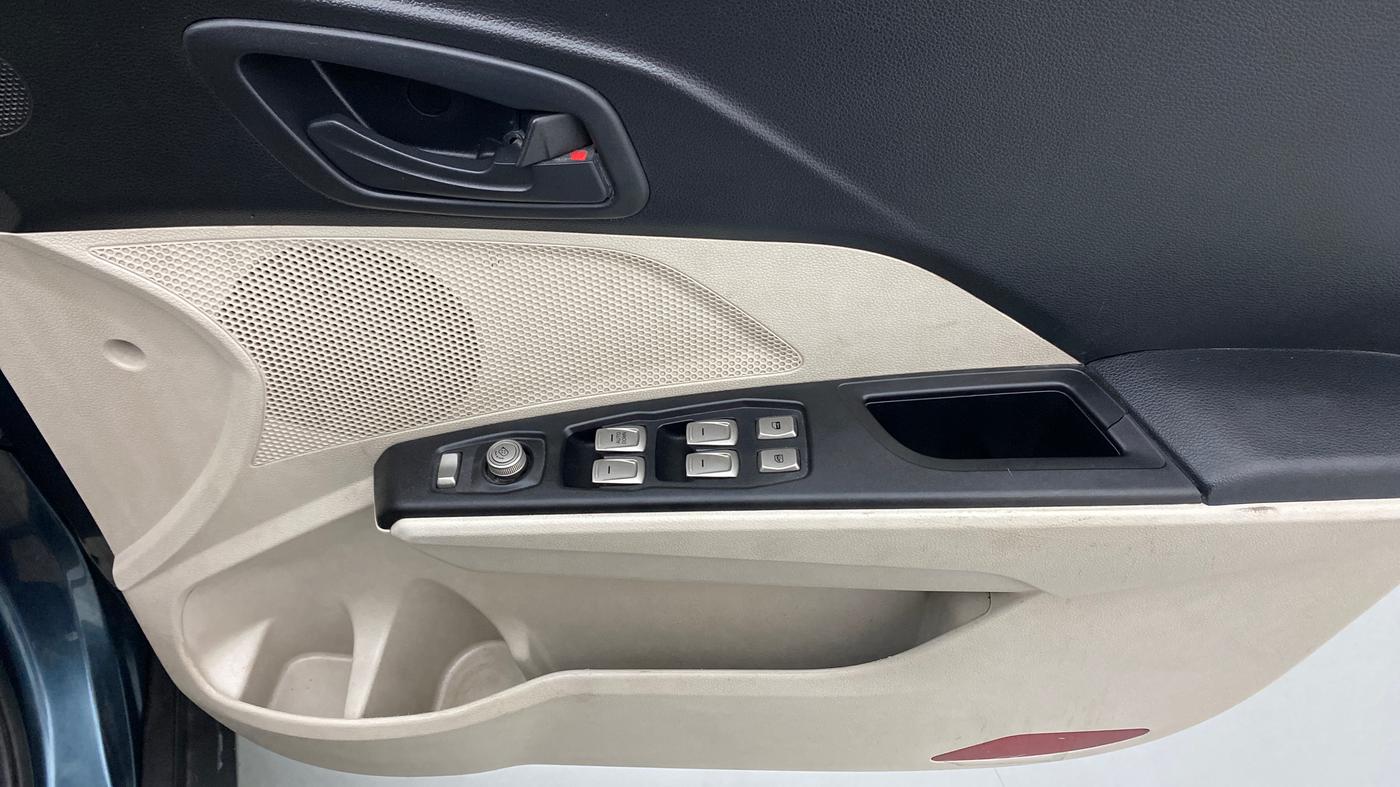 2021 Mahindra XUV300 1.2 W4 MT, Petrol, Manual, 15,778 km, Driver Side Door Panels Control