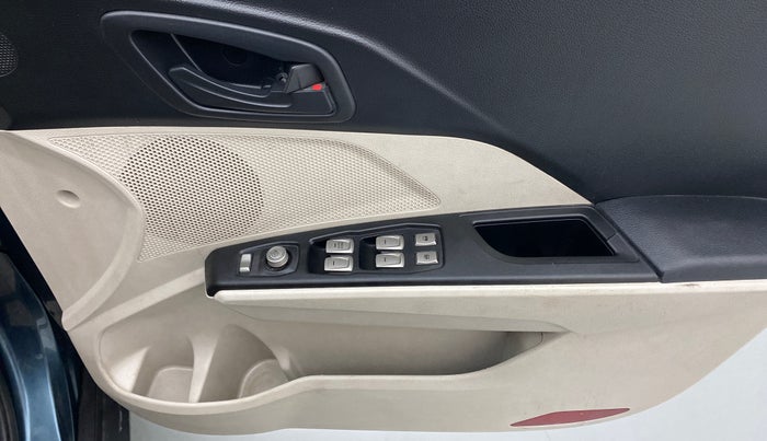 2021 Mahindra XUV300 1.2 W4 MT, Petrol, Manual, 15,778 km, Driver Side Door Panels Control