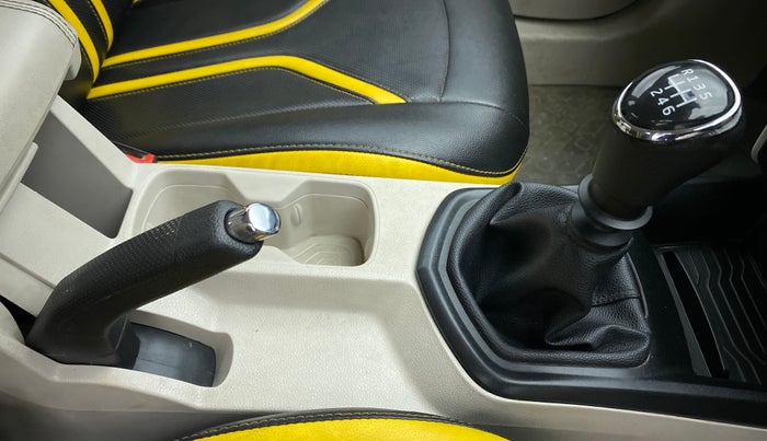 2021 Mahindra XUV300 1.2 W4 MT, Petrol, Manual, 15,778 km, Gear Lever