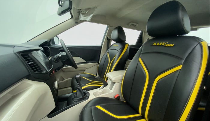 2021 Mahindra XUV300 1.2 W4 MT, Petrol, Manual, 15,778 km, Right Side Front Door Cabin