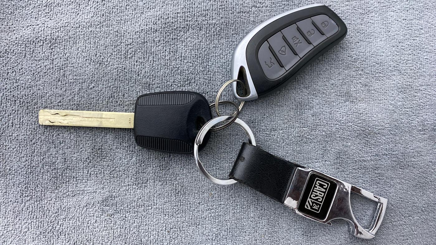 2021 Mahindra XUV300 1.2 W4 MT, Petrol, Manual, 15,778 km, Key Close Up