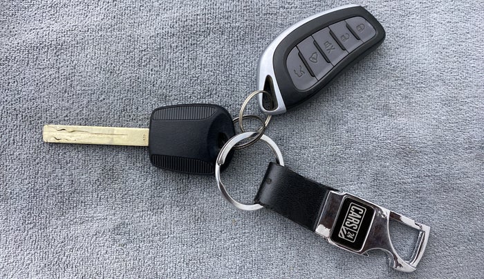 2021 Mahindra XUV300 1.2 W4 MT, Petrol, Manual, 15,778 km, Key Close Up