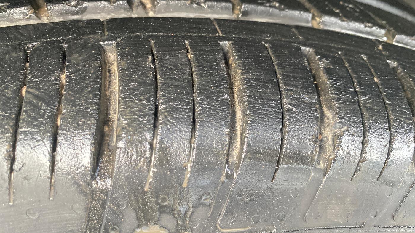 2018 Mahindra XUV500 W11 AT, Diesel, Automatic, 1,07,471 km, Left Front Tyre Tread
