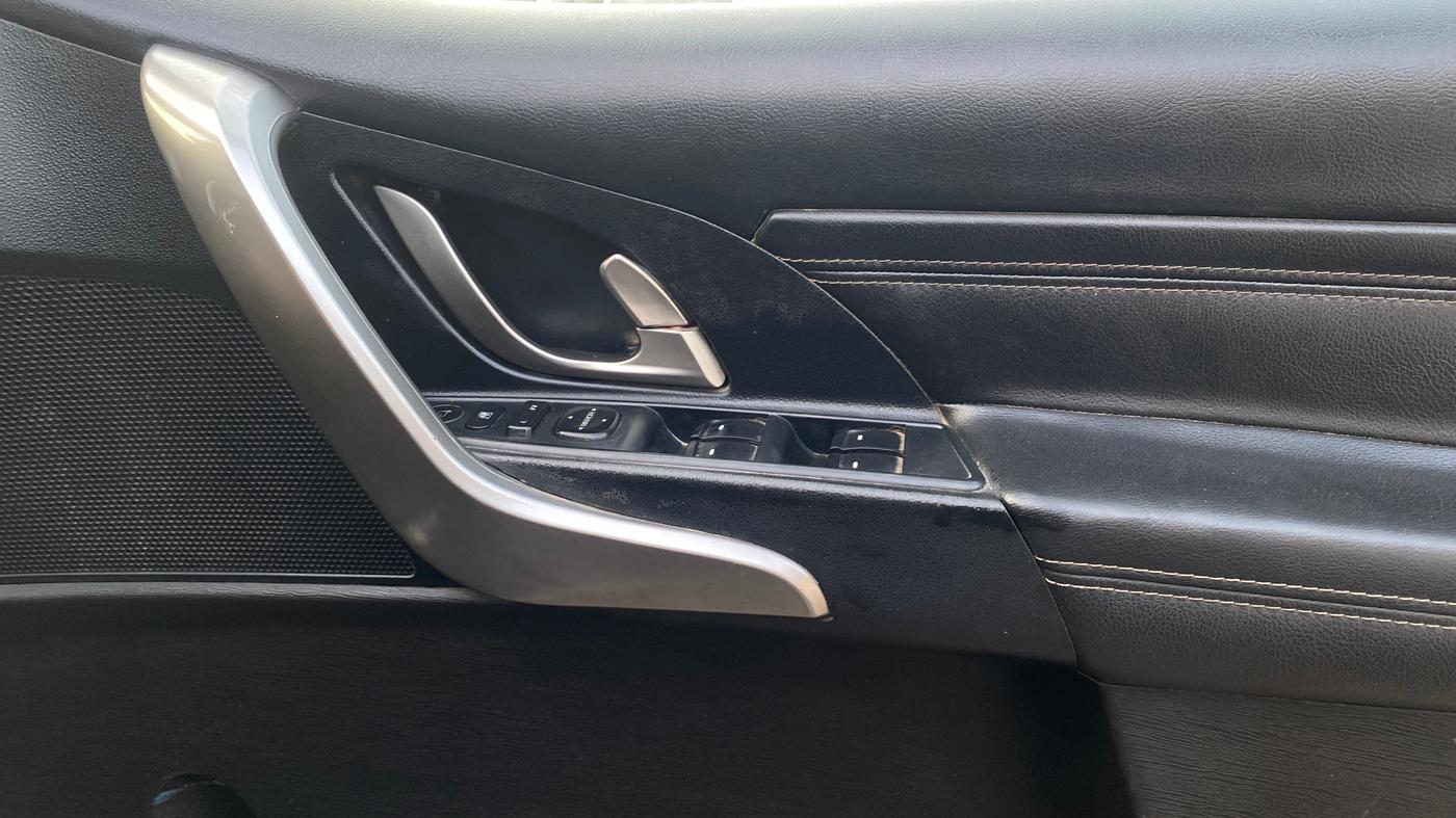 2018 Mahindra XUV500 W11 AT, Diesel, Automatic, 1,07,471 km, Driver Side Door Panels Control