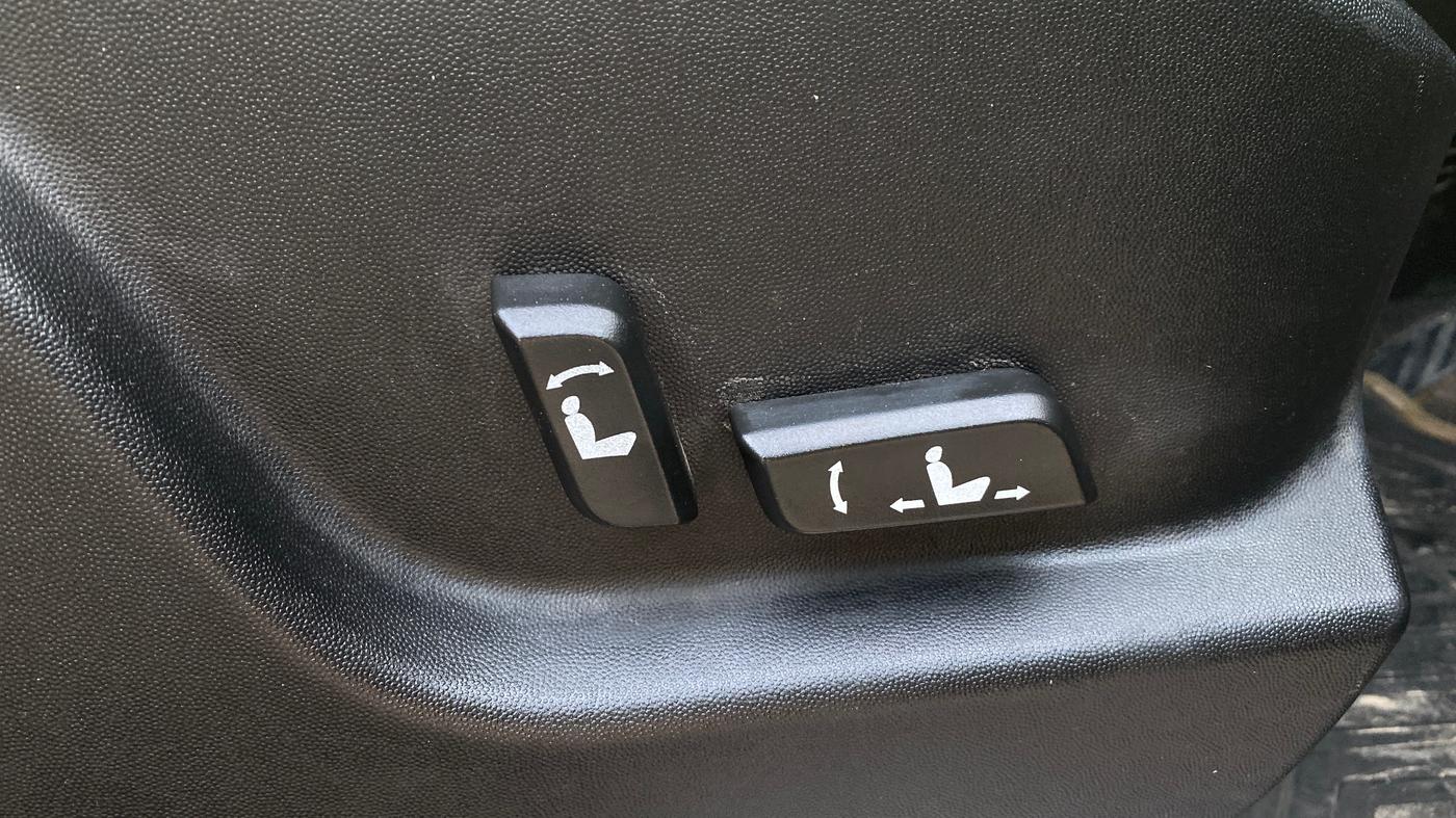 2018 Mahindra XUV500 W11 AT, Diesel, Automatic, 1,07,471 km, Driver Side Adjustment Panel