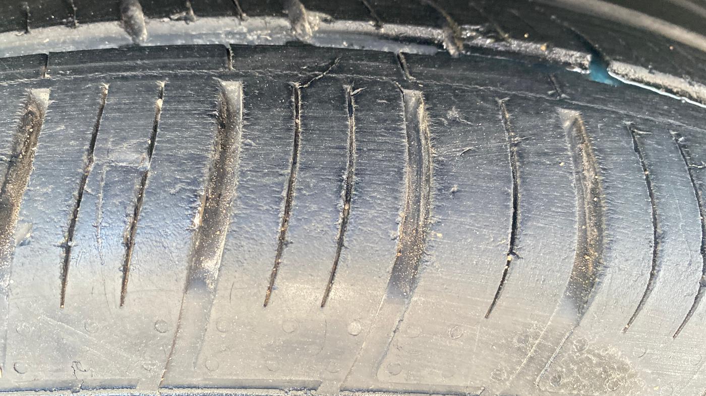 2018 Mahindra XUV500 W11 AT, Diesel, Automatic, 1,07,471 km, Right Front Tyre Tread