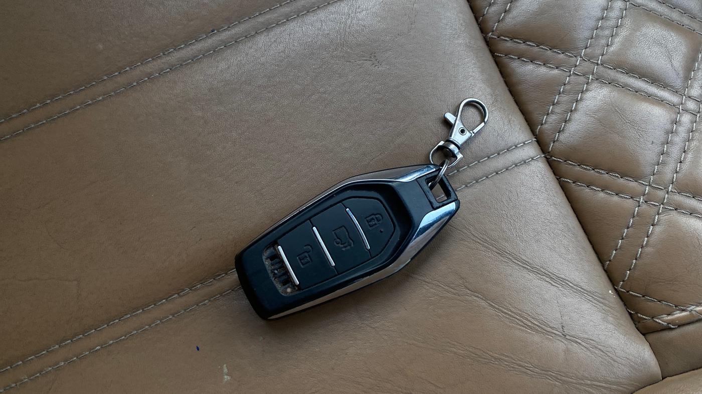 2018 Mahindra XUV500 W11 AT, Diesel, Automatic, 1,07,471 km, Key Close Up