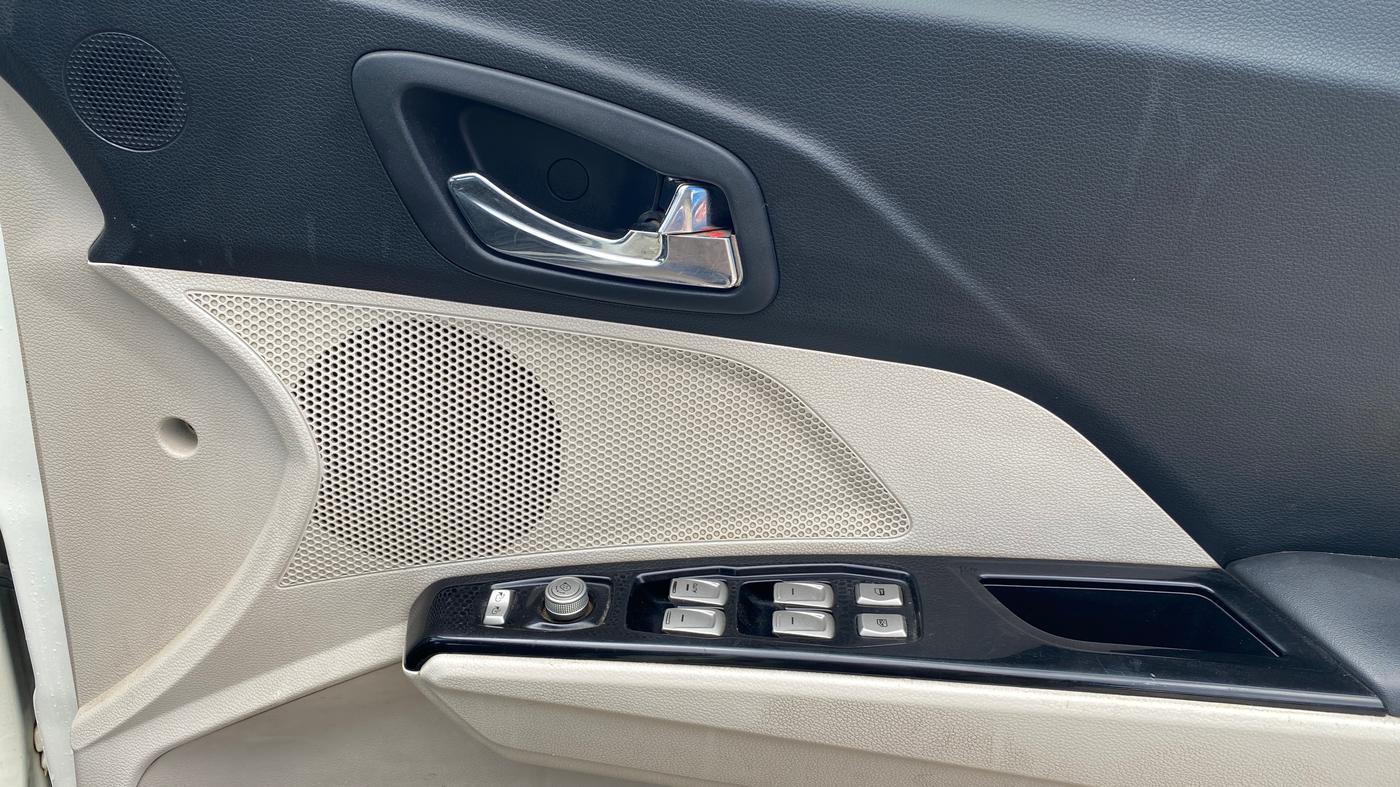 2023 Mahindra XUV300 W8 1.5 DIESEL, Diesel, Manual, 85,599 km, Driver Side Door Panels Control