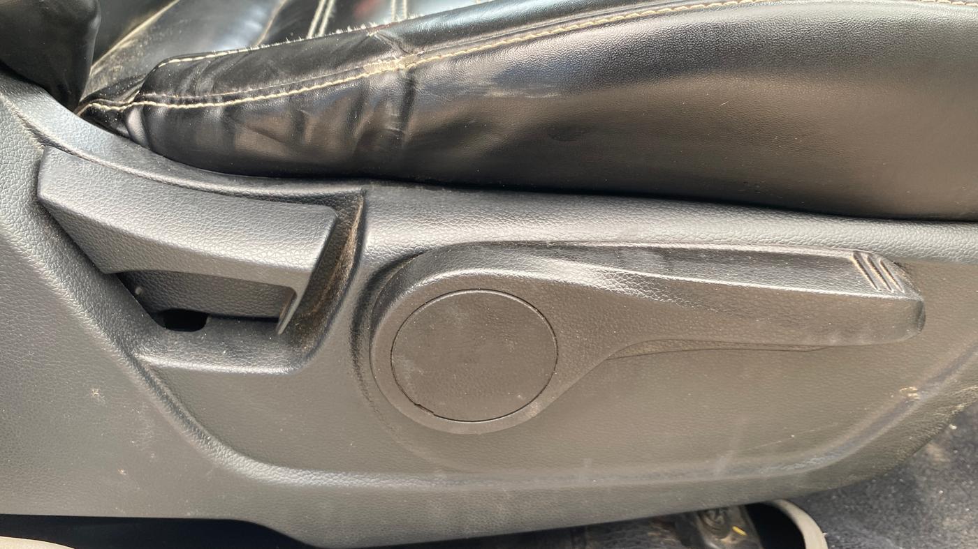 2023 Mahindra XUV300 W8 1.5 DIESEL, Diesel, Manual, 85,599 km, Driver Side Adjustment Panel