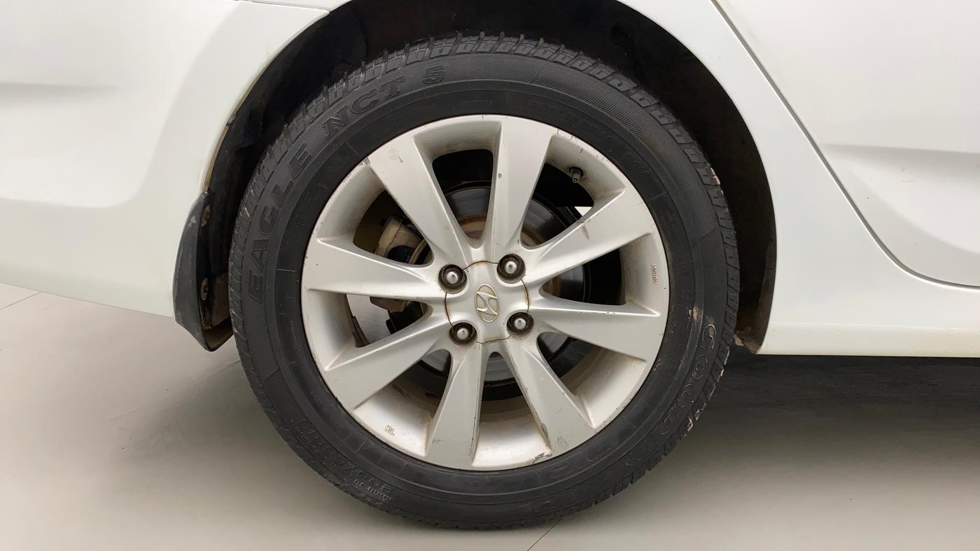 2012 Hyundai Verna FLUIDIC 1.6 CRDI SX, Diesel, Manual, 99,867 km, Right Rear Wheel