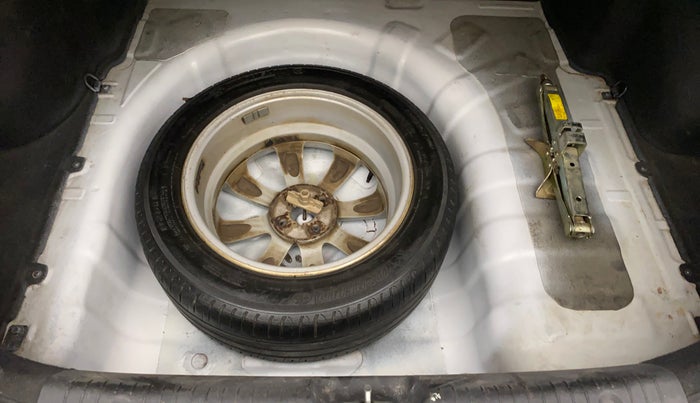 2012 Hyundai Verna FLUIDIC 1.6 CRDI SX, Diesel, Manual, 99,867 km, Dicky (Boot door) - Tool missing