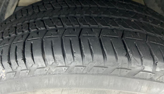 2017 Mahindra XUV500 W8 FWD, Diesel, Manual, 28,339 km, Left Front Tyre Tread