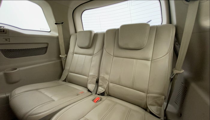 2017 Mahindra XUV500 W8 FWD, Diesel, Manual, 28,339 km, Third Seat Row ( optional )