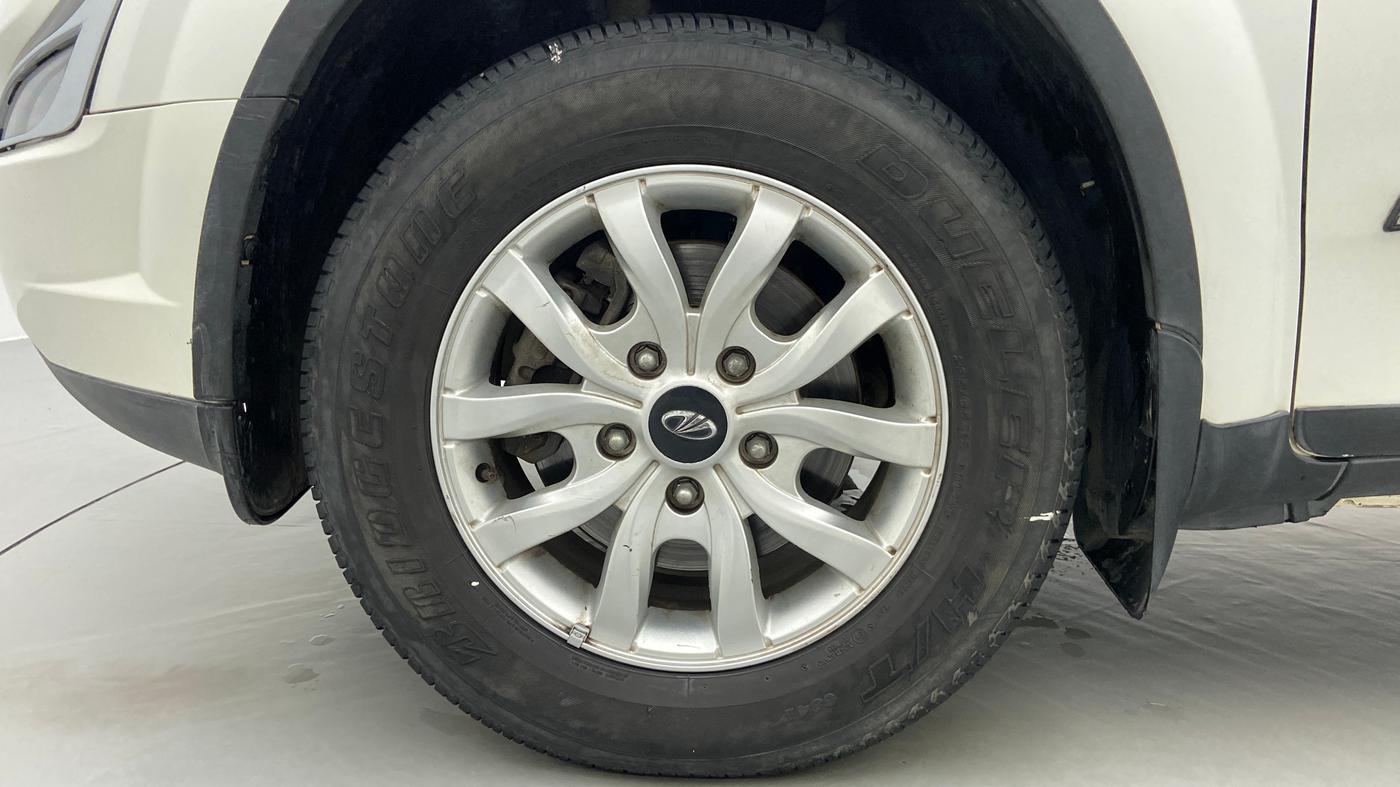 2017 Mahindra XUV500 W8 FWD, Diesel, Manual, 28,339 km, Left Front Wheel