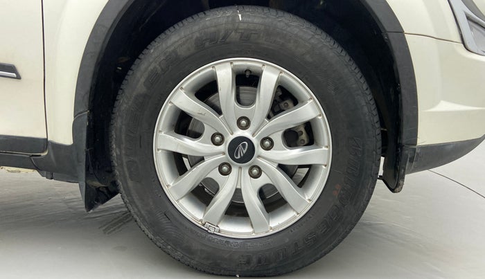 2017 Mahindra XUV500 W8 FWD, Diesel, Manual, 28,339 km, Right Front Wheel