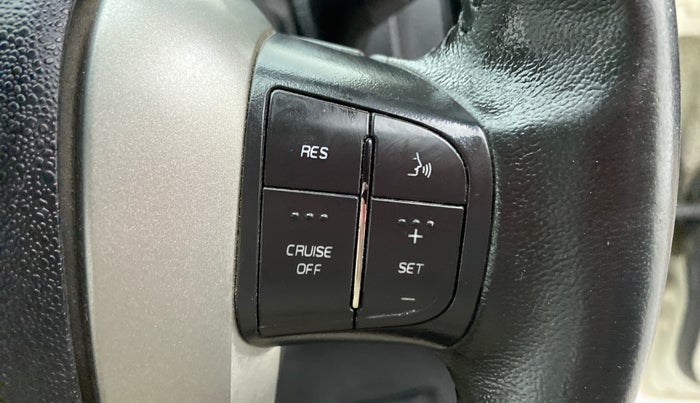 2017 Mahindra XUV500 W8 FWD, Diesel, Manual, 28,339 km, Adaptive Cruise Control