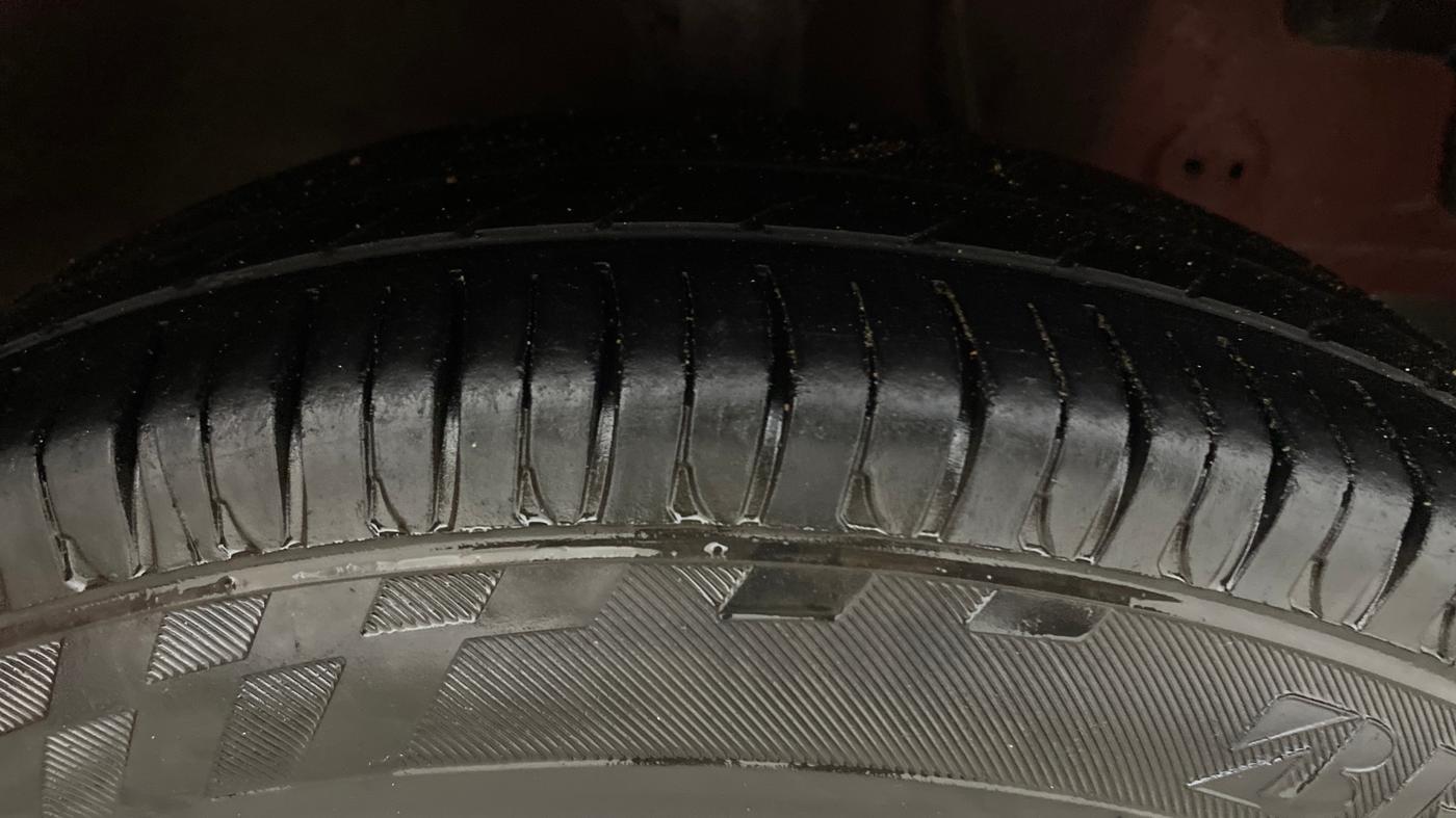 2016 Hyundai Eon ERA +, Petrol, Manual, 90,129 km, Right Front Tyre Tread