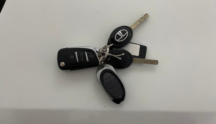 2022 Tata PUNCH PURE MT, Petrol, Manual, 26,237 km, Key Close Up