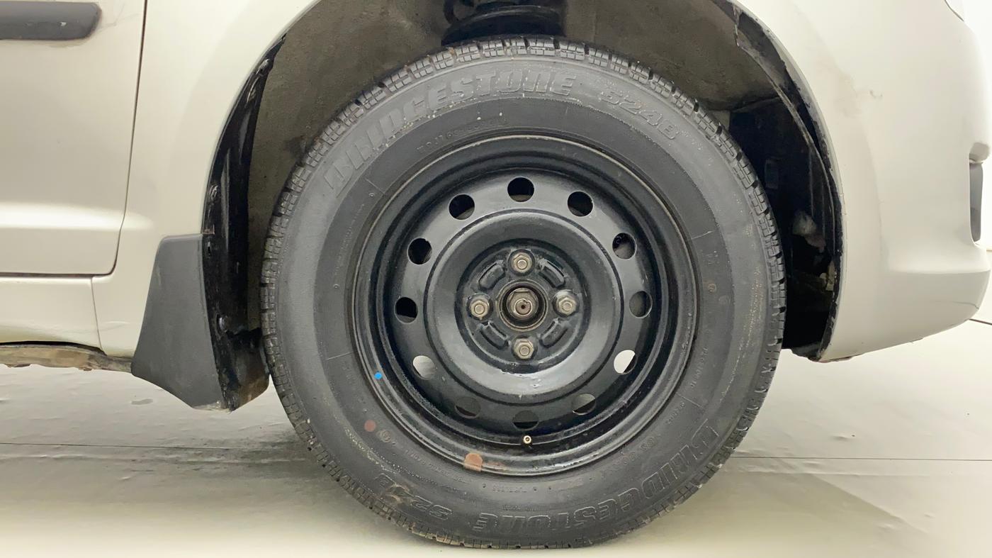 2011 Maruti Swift VXI, Petrol, Manual, 75,485 km, Right Front Wheel