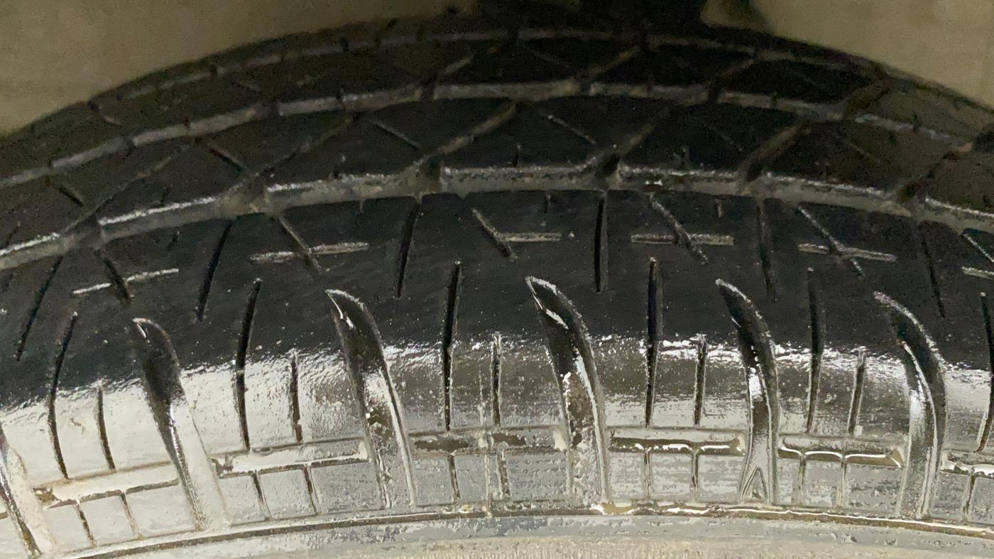 2011 Maruti Swift VXI, Petrol, Manual, 75,485 km, Left Front Tyre Tread