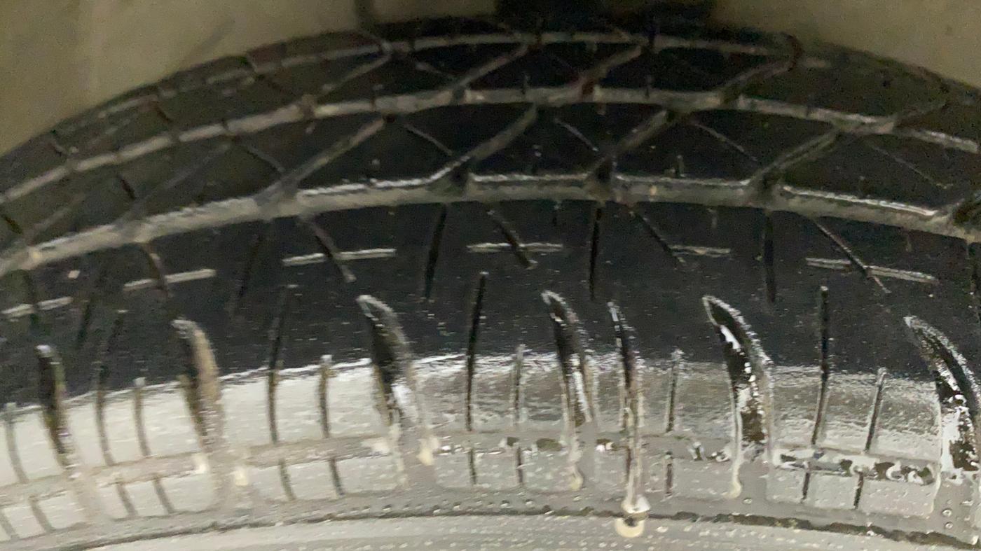 2011 Maruti Swift VXI, Petrol, Manual, 75,485 km, Right Front Tyre Tread