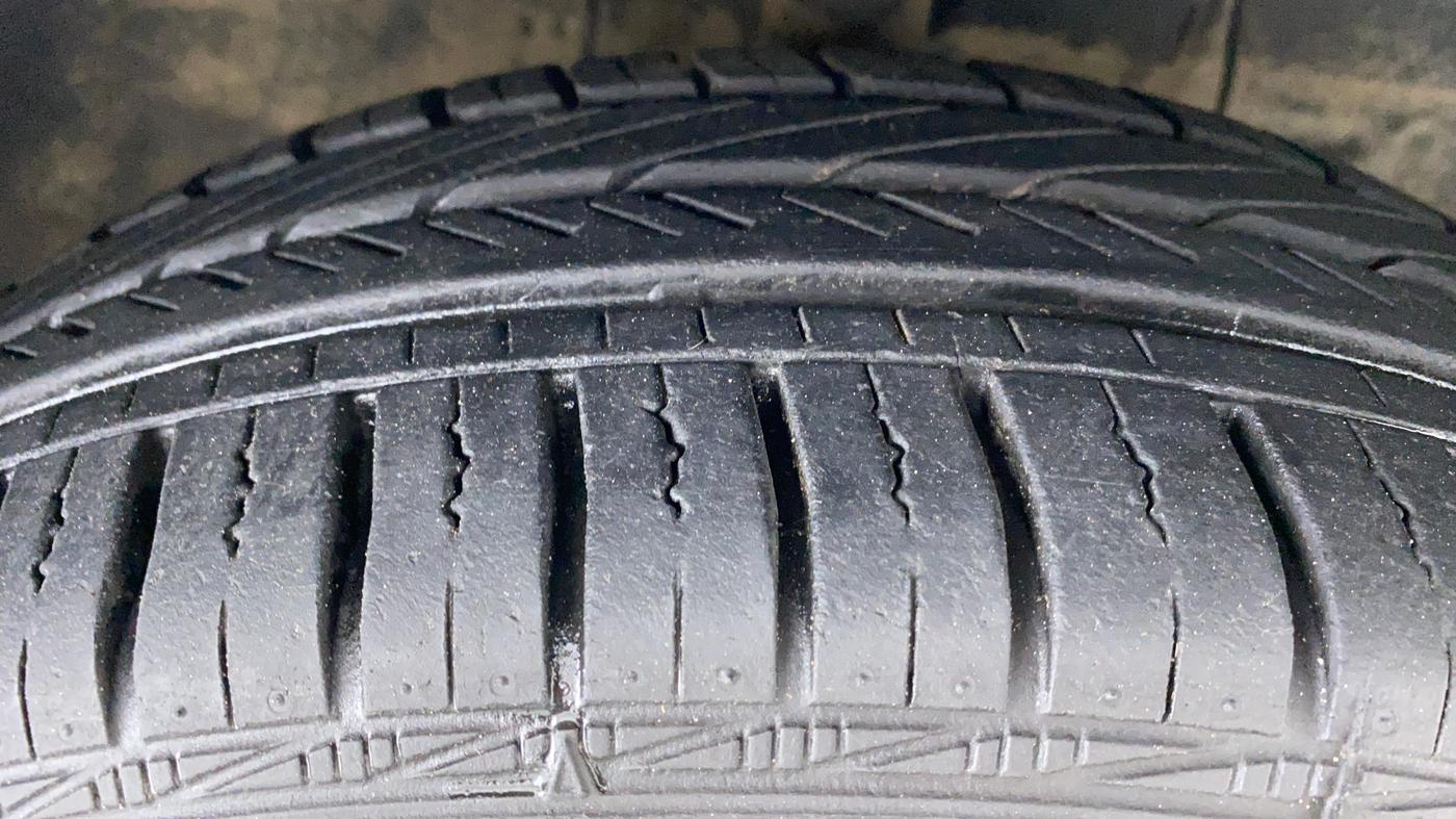 2013 Toyota Etios V SP, Petrol, Manual, 36,336 km, Right Front Tyre Tread
