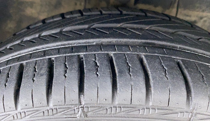 2013 Toyota Etios V SP, Petrol, Manual, 36,336 km, Right Front Tyre Tread