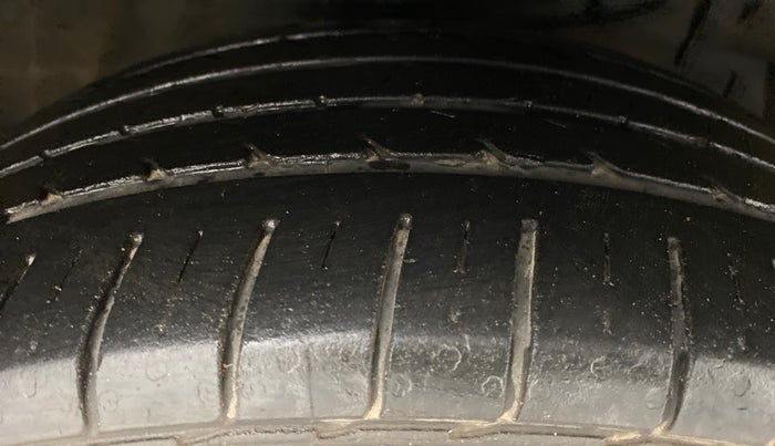 2017 Maruti Ciaz S 1.3 SHVS, Diesel, Manual, 31,634 km, Right Front Tyre Tread