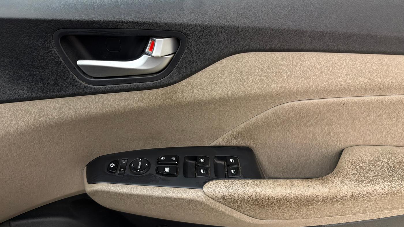 2018 Hyundai Verna 1.6 VTVT SX (O) AT, Petrol, Automatic, 41,532 km, Driver Side Door Panels Control