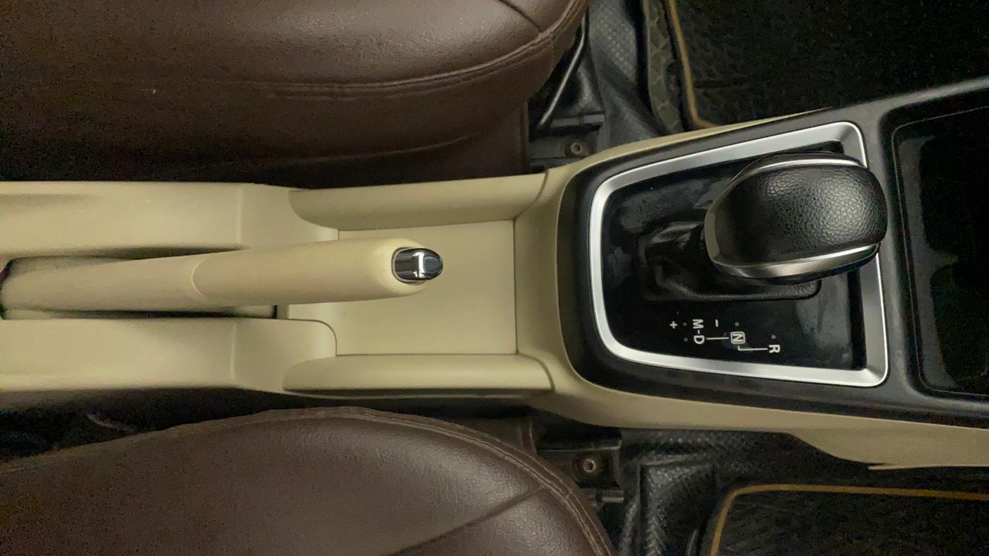 2017 Maruti Dzire ZDI AMT, Diesel, Automatic, 69,704 km, Gear Lever