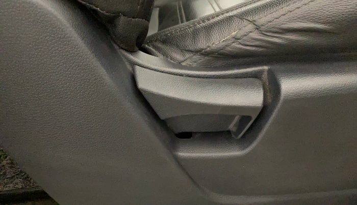 2020 Mahindra XUV300 W4 1.2 PETROL, Petrol, Manual, 61,281 km, Driver Side Adjustment Panel