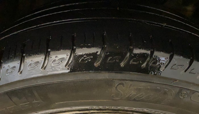 2020 Mahindra XUV300 W4 1.2 PETROL, Petrol, Manual, 61,281 km, Right Front Tyre Tread