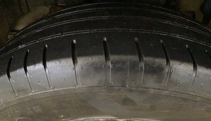 2020 Mahindra XUV300 W4 1.2 PETROL, Petrol, Manual, 61,281 km, Right Rear Tyre Tread