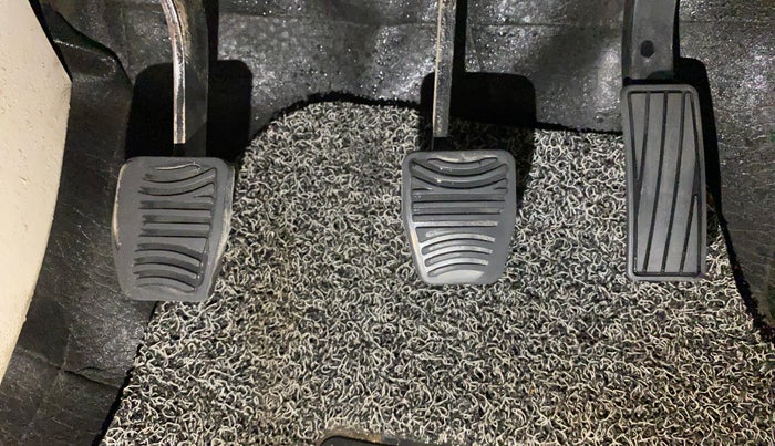 2020 Mahindra XUV300 W4 1.2 PETROL, Petrol, Manual, 61,281 km, Pedals