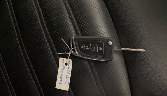 2020 Mahindra XUV300 W4 1.2 PETROL, Petrol, Manual, 61,281 km, Key Close Up