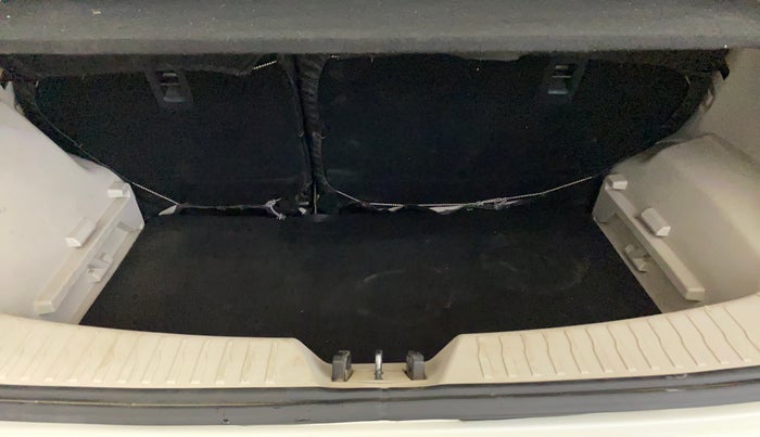 2020 Mahindra XUV300 W4 1.2 PETROL, Petrol, Manual, 61,281 km, Boot Inside