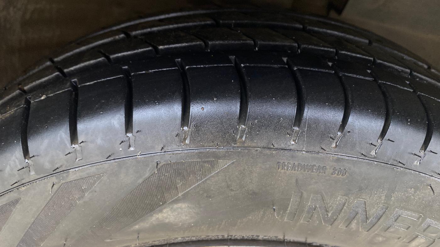2018 Mahindra KUV 100 NXT K4+ P 6 STR, Petrol, Manual, 27,991 km, Right Front Tyre Tread