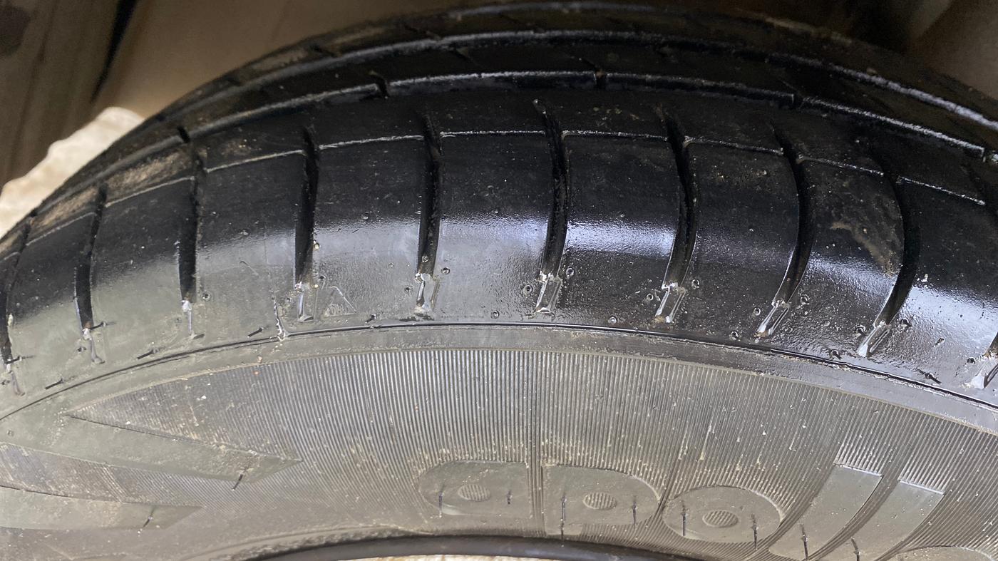 2018 Mahindra KUV 100 NXT K4+ P 6 STR, Petrol, Manual, 27,991 km, Left Front Tyre Tread