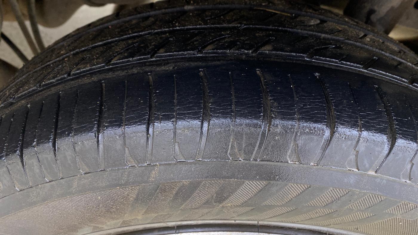 2018 Mahindra KUV 100 NXT K4+ P 6 STR, Petrol, Manual, 27,991 km, Left Rear Tyre Tread