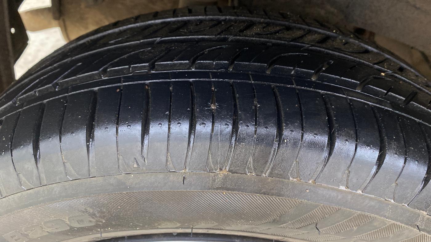 2018 Mahindra KUV 100 NXT K4+ P 6 STR, Petrol, Manual, 27,991 km, Right Rear Tyre Tread