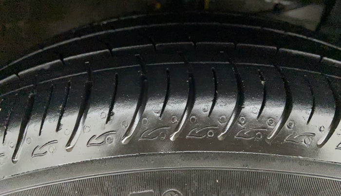 2017 Maruti Ertiga VDI SHVS, Diesel, Manual, 17,714 km, Right Front Tyre Tread